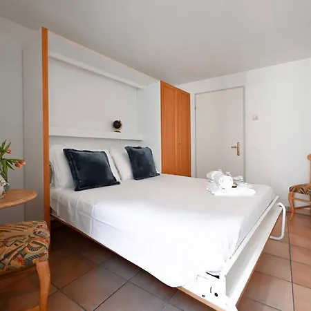 Ruga House In 4 *